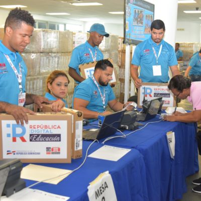 Ministerio de Educación ha entregado más de 4,000 computadoras a docentes de la región Sur, en el marco del Proyecto Uno a Uno de República Digital