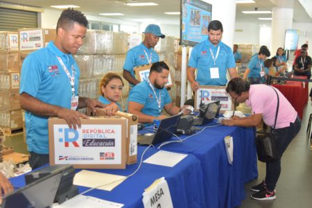 Ministerio de Educación ha entregado más de 4,000 computadoras a docentes de la región Sur, en el marco del Proyecto Uno a Uno de República Digital