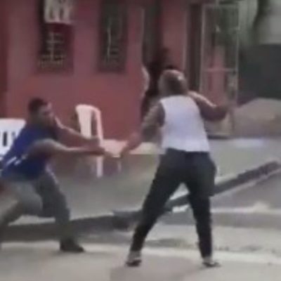 Hombre golpea en plena calle a una mujer