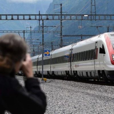 Hombre que tiró a niño al tren en Alemania era buscado en Suiza por violencia