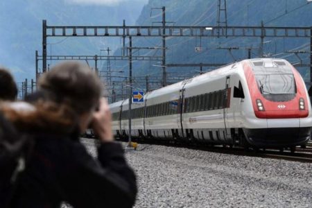 Hombre que tiró a niño al tren en Alemania era buscado en Suiza por violencia