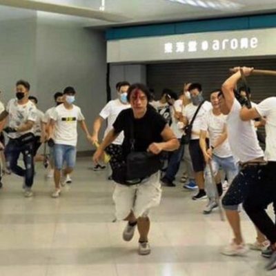 Hong Kong, conmocionada por el ataque impune a manifestantes en el metro