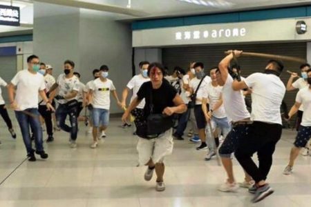 Hong Kong, conmocionada por el ataque impune a manifestantes en el metro