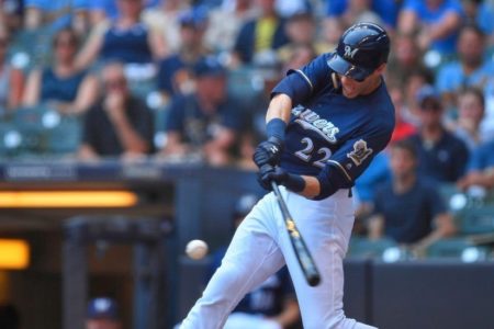 Christian Yelich despacha cuadrangular número 30 en victoria de Cerveceros