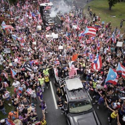 Puertorriqueños celebran con marcha la renuncia del gobernador Ricardo Rosselló