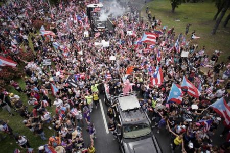 Puertorriqueños celebran con marcha la renuncia del gobernador Ricardo Rosselló