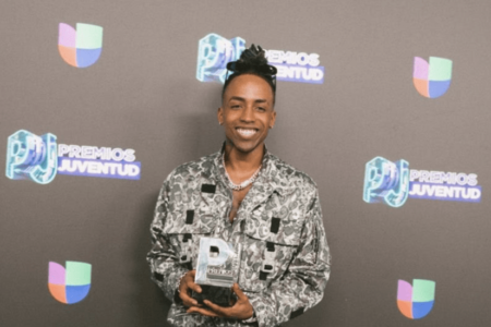 Amenazzy gana como “Nueva Generación Urbana” en Premios Juventud