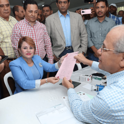 Lucía Medina inscribe pre candidatura a senaduría por san juan