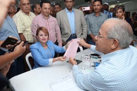 Lucía Medina inscribe pre candidatura a senaduría por san juan