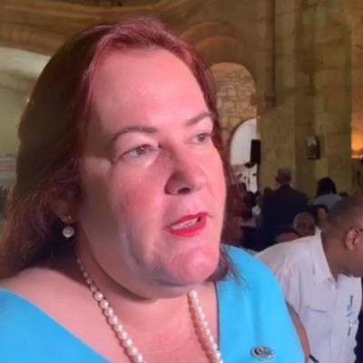 Ministra de la Mujer afirma Pérez Vólquez no será cancelado por representar a Acosta Castellanos