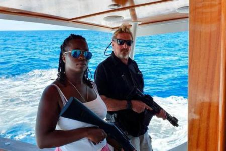 McAfee salió de República Dominicana con destino a Londres, dijeron sus abogados