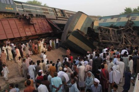 Al menos 20 muertos y 80 heridos en un accidente de tren en Pakistán