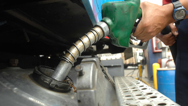 Precios de los combustibles bajan entre RD$2.20 y RD$6.00
