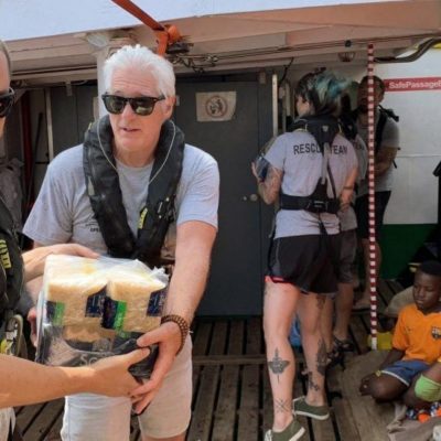 Richard Gere lleva víveres al barco de Open Arms con 121 inmigrantes