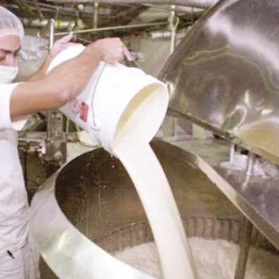 Empresas compran 16% leche a ganaderos y queserías 53%