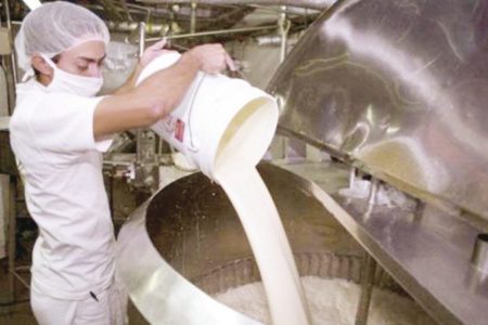 Empresas compran 16% leche a ganaderos y queserías 53%