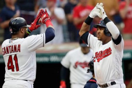 Los bates dominicanos suenan en Cleveland en victoria sobre Boston