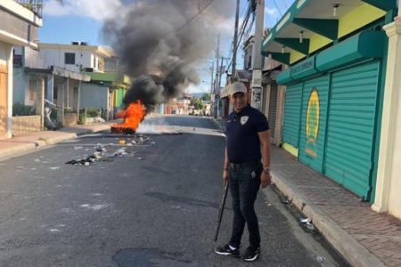 Quemas de neumáticos caracterizan paro convocado en provincias del Cibao