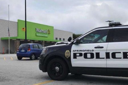 Joven provoca caos al entrar armado y con chaleco antibalas a Walmart en EEUU