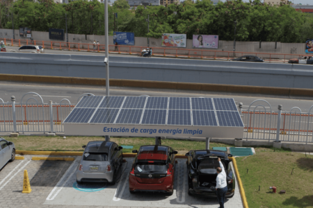 Popular ofrece energía limpia gratuita a vehículos híbridos y eléctricos