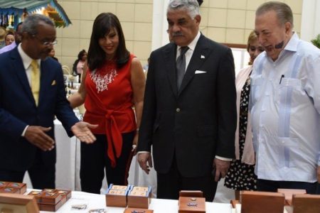 Más de 40 artesanos dominicanos exponen sus obras al Cuerpo Diplomático acreditado en RD