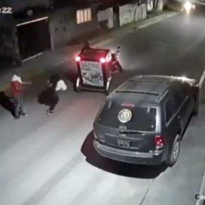 Vea cómo mototaxista salva mujer de un secuestro en México