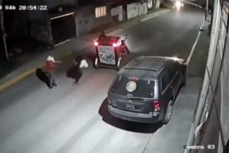 Vea cómo mototaxista salva mujer de un secuestro en México