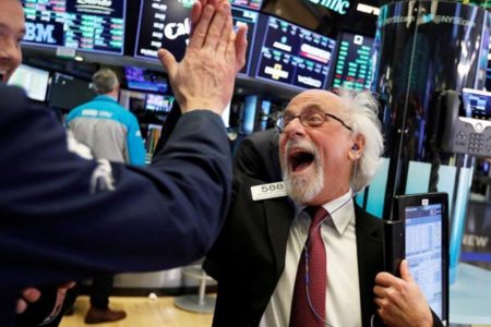 Wall Street sube con fuerza ante retraso en aranceles de EE.UU. a China