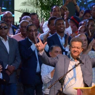 Leonel Fernández predica y dice “Dios es el único que quita y pone reyes”