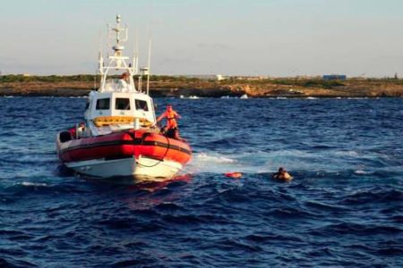 Italia veta a un buque alemán con 100 migrantes a bordo