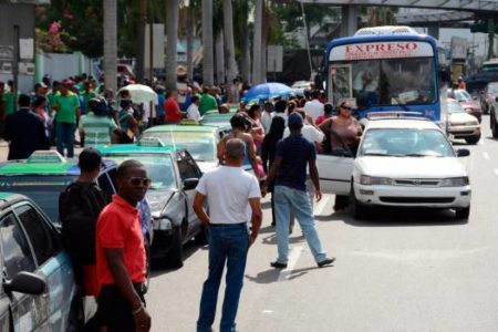 El costo del transporte en rojo, en la economía de los magros salarios