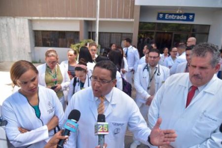 Ginecólogos de maternidad de Santiago paralizarán labores