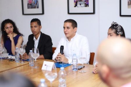 Diputado Víctor Fadul desarrolla primera “Mesa sobre Juventud y Política” en Santiago