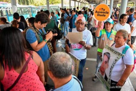 “Las buscadoras”, las madres que reparten cartas sobre sus desaparecidos en Colombia