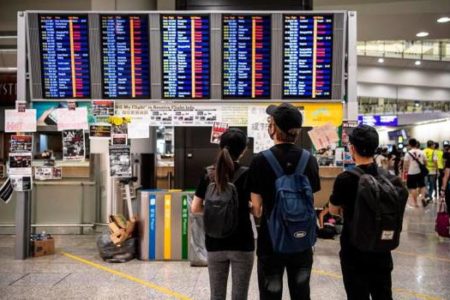 Los manifestantes vuelven a provocar la parálisis del aeropuerto de Hong Kong