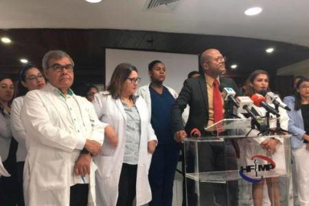 Médicos del Hospital Moscoso Puello inician paro por dos días