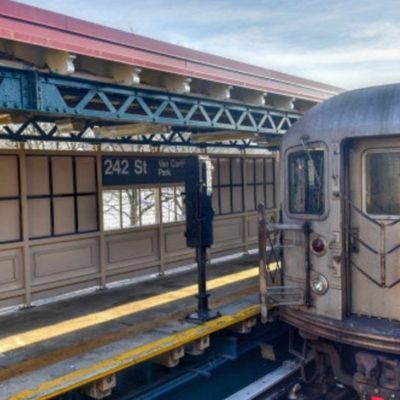 Niña resulta ilesa tras supuestamente ser lanzada por su padre a las vías de un tren en marcha