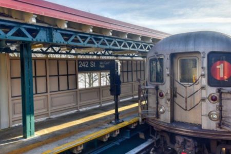 Niña resulta ilesa tras supuestamente ser lanzada por su padre a las vías de un tren en marcha