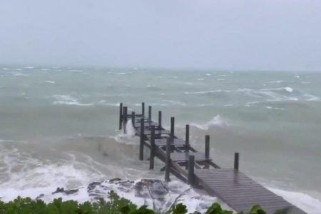 Dorian, con vientos aminorados de categoría 3, pone rumbo a la costa de EEUU