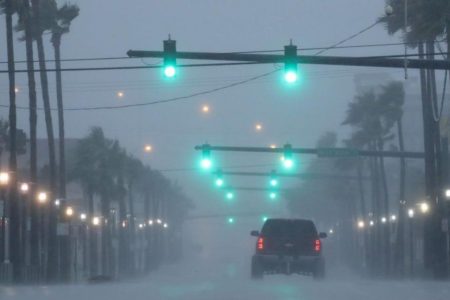 Dorian descarga vientos y lluvias sobre el litoral de Florida