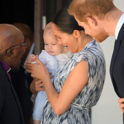 El Nobel sudafricano Desmond Tutu recibe a los duques de Sussex y a su bebé