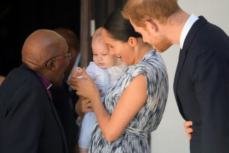 El Nobel sudafricano Desmond Tutu recibe a los duques de Sussex y a su bebé