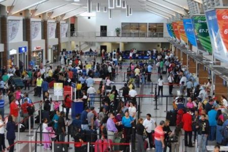 Cancelan vuelos en el AILA ante la llegada del huracán Dorian a Miami