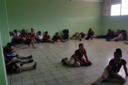 Denuncia carencia de butacas en liceo Francisco Henríquez y Carvajal en Cotuí