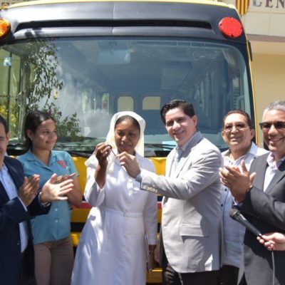 Minerd entrega autobús a Politécnico Padre Segrí en Santiago; beneficiará a 640 estudiantes