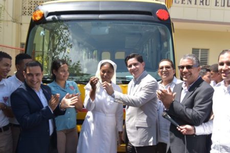 Minerd entrega autobús a Politécnico Padre Segrí en Santiago; beneficiará a 640 estudiantes