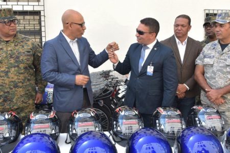 Ministerio de Educación entrega 100 motocicletas para seguridad nocturna en centros educativos