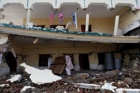 Ascienden a 37 los muertos y a 500 los heridos en el terremoto en Pakistán