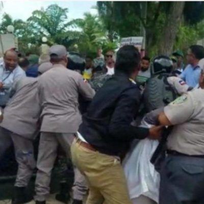 PN: Miembros familia Rosario hieren a cuatro agentes durante manifestación frente al Palacio