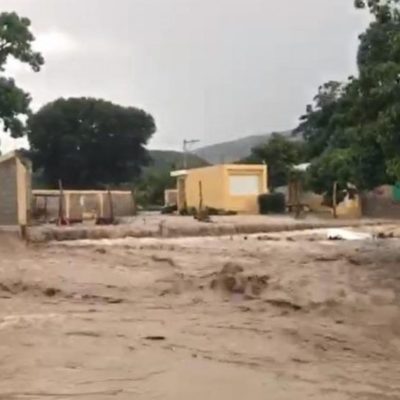 Desbordamiento de río provoca daños en escuelas y viviendas de Elías Piña